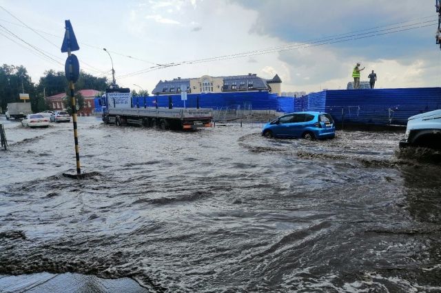 В Новосибирске на площади Будагова затопило дорогу
