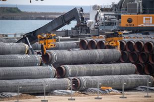 Трубы для газопровода «Северный поток - 2» загружаются на судно в порту Мукран, Мекленбург.