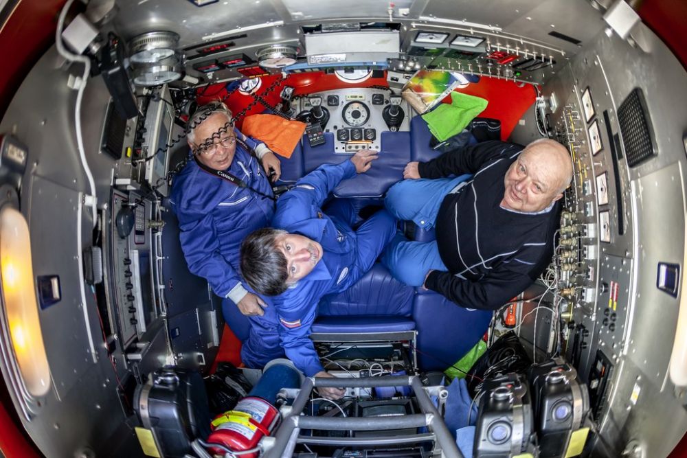 Название: Экипаж «Мир-2». Номинация: Люди в науке. Описание: Экипаж «Мир-2» — д.т.н. Ю.Б. Башкуев, мастер подводного пилотажа Герой России Е.С.Черняев и академик М.И.Кузьмин — заняли свои рабочие места. На склонах подводного хребта «Академический» им предстоит отработать трудный, но плодотворный день. Автор: Короткоручко Владимир