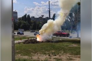 В Харькове посреди улицы из-под земли вырвался столб огня