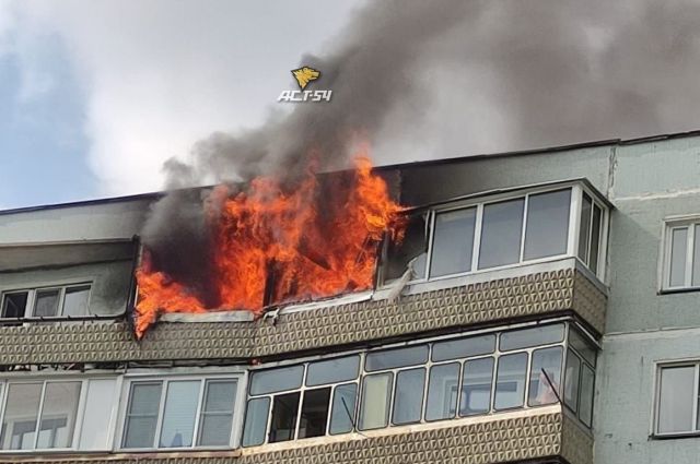 В Новосибирске ветер перекинул огонь горящей квартиры на соседний балкон
