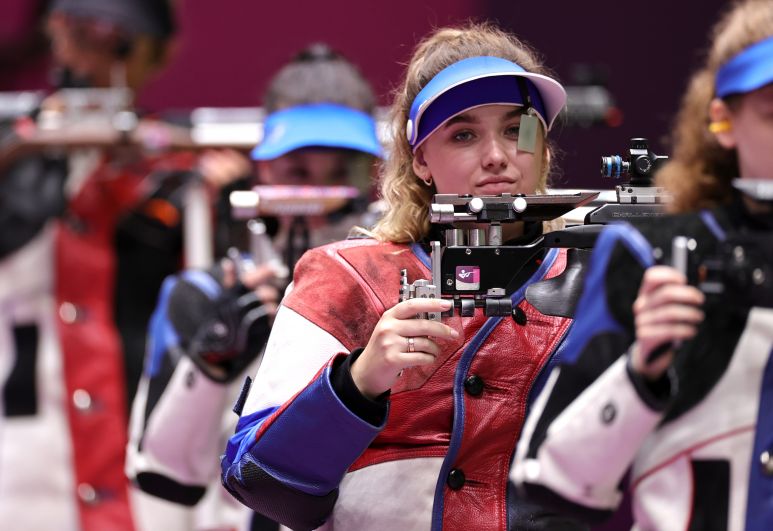 Анастасия Галашина завоевала серебряную медаль на соревнованиях по стрельбе из пневматической винтовки с 10 метров среди женщин