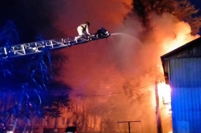 Пожарные ликвидировали крупное возгорание в жилом доме в ХМАО