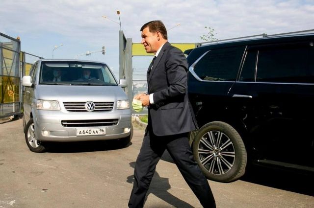 Евгений Куйвашев призвал мэров отдать часть автомобилей администраций медучреждениям.