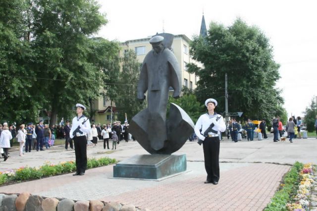 Телеведущая Яна Чурикова впечатлилась памятниками на набережной Архангельск