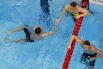 Российский спортсмен Евгений Рылов и австралийский спортсмен Митч Ларкин после финального заплыва на 100 метров на спине среди мужчин на XXXII летних Олимпийских играх