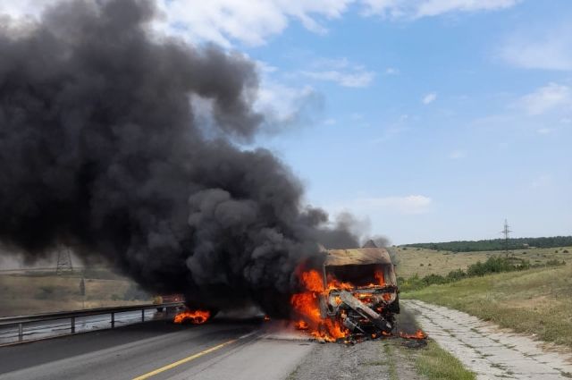 В Ростовской области грузовик сгорел на М-4 «Дон» после лопнувшего колеса