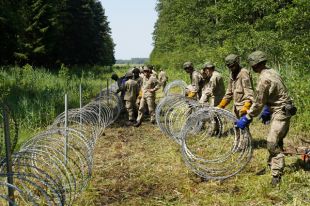 Литовская армия укрепляет границу с Белоруссией.