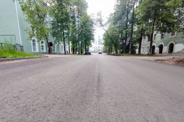 На участке улицы Павла Соловьёва от улицы Героев Хасана до улицы Куйбышева уложили новый асфальт и обновили тротуары.