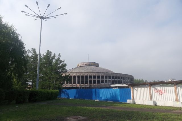 Сейчас здание выглядит заброшенным