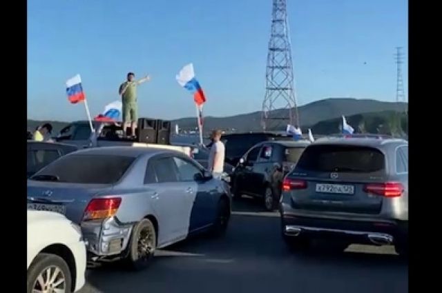 «Еще громче!». Водители Владивостока устроили флешмоб в поддержку сборной