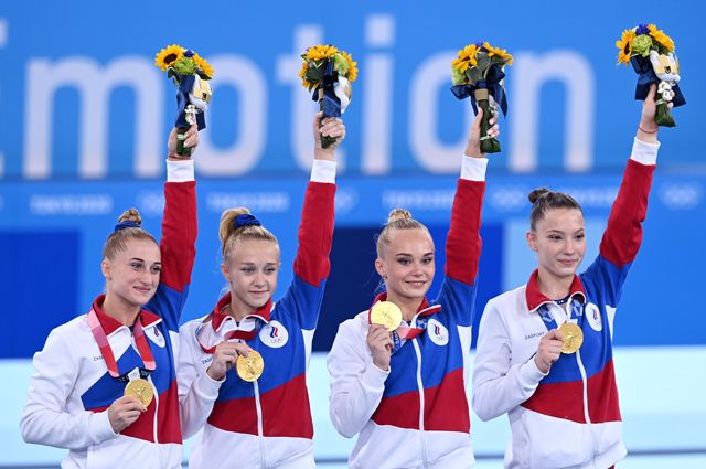 Лилия Ахаимова, Виктория Листунова, Ангелина Мельникова и Владислава Уразова (слева направо), завоевавшие золотые медали в командном многоборье на соревнованиях по спортивной гимнастике.