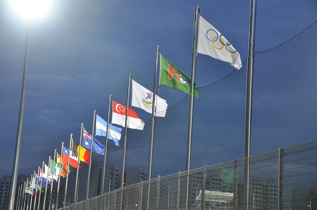 Организаторы Олимпиады попросили участников не кусать медали