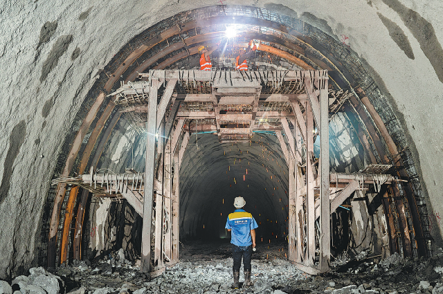 Китайские рабочие строят железнодорожный тоннель в Лаосе. Железная дорога, являющаяся частью инициативы «Один пояс, один путь», связывает столицу Лаоса Вьентьян с Ботеном, городом на границе с Китаем. 