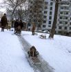 Детские санки. Дети катаются на санках с ледяной горки