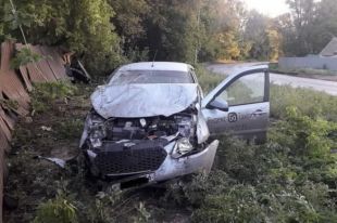 В Оренбурге водитель без прав помял забор частного дома и уложил на бок Datsun.