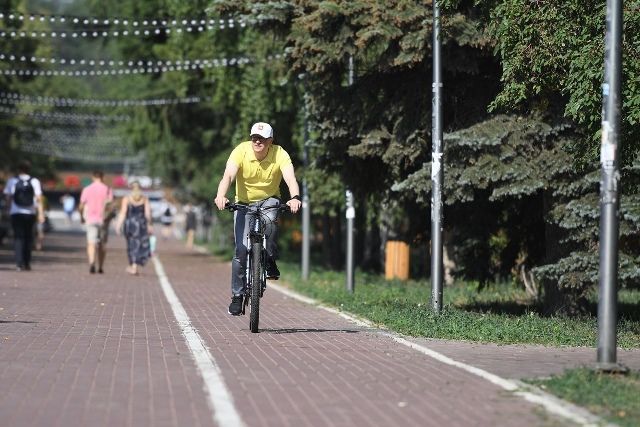 Алексей Текслер доехал до работы на велосипеде и заодно проверил, насколько приспособлен Челябинск для велосипедистов.