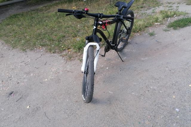 Иномарка сбила велосипедиста на выезде с автопарковки в Челябинске