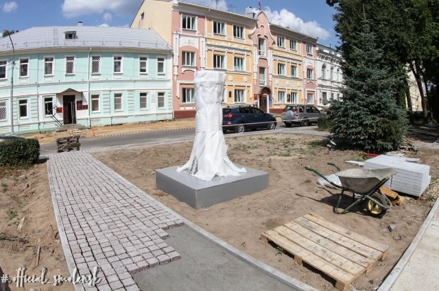 «Светодиодное дерево» устанавливают в сквере Клименко в Смоленске