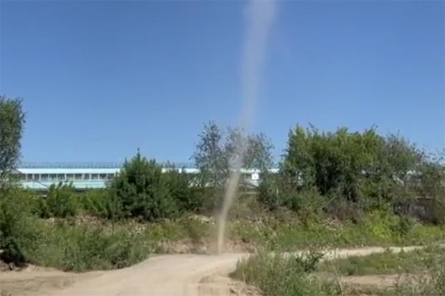 Смерч сняли на видео на стройплощадке возле нового ЛДС в Новосибирске