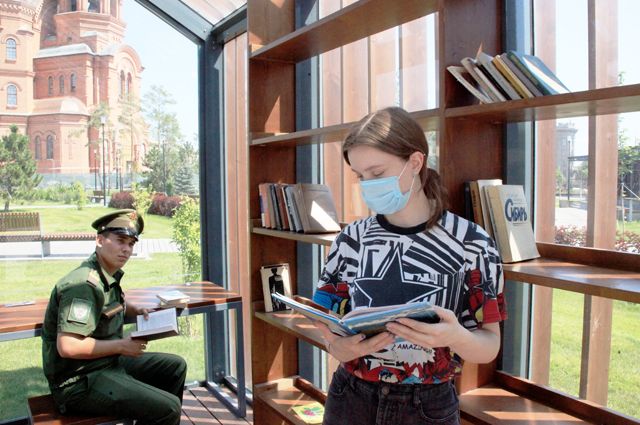 Библиотека под открытым небом уже действует в новом сквере на пл. Павших Борцов. Всем очень нравится.