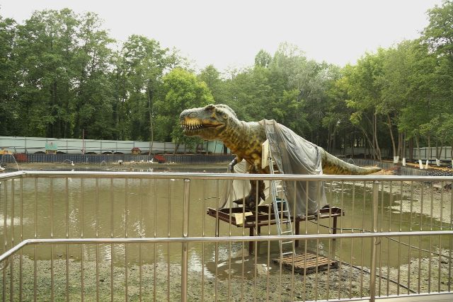 В Липецком зоопарке поселился робот-тираннозавр