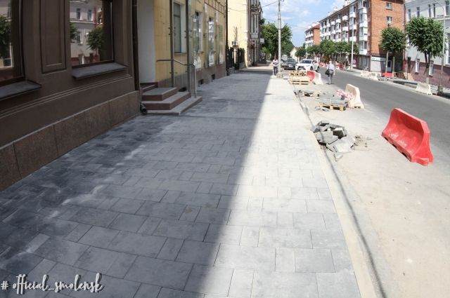 Тротуарную плитку уложили на улице Коненкова в Смоленске