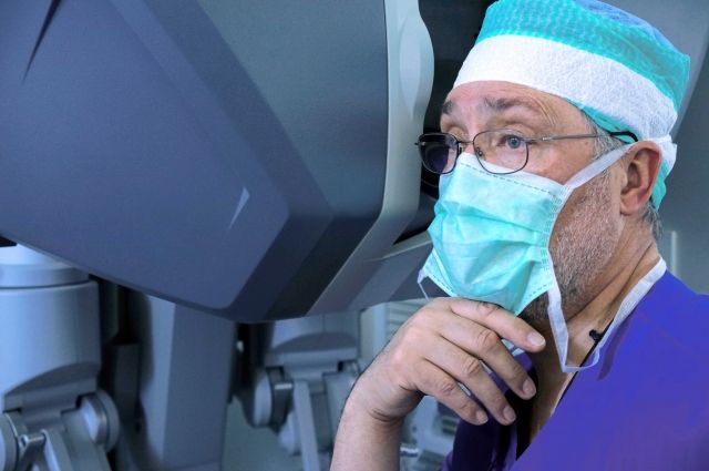 Петр Яблонский - хирург с мировым именем. Первым в России выполнил сложнейшую операцию по трансплантации лёгких. 