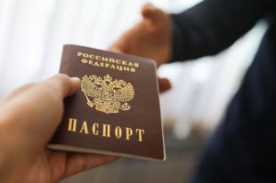 В Кабмине объяснили, лишат ли гражданства Украины дончан с паспортами РФ