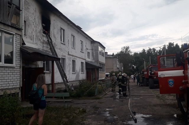 В Меленках во время пожара из двухэтажки эвакуировали 12 взрослых и 8 детей