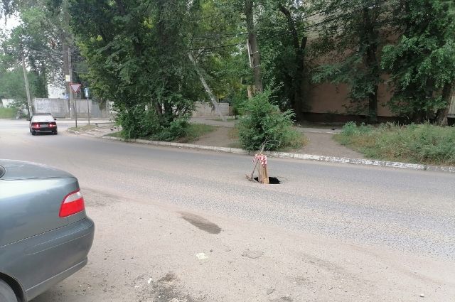 Жители Заводского района пожаловались на огромную яму на дороге