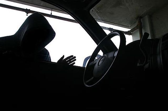 В Саратове неизвестные похитили из автомобиля 17 млн рублей