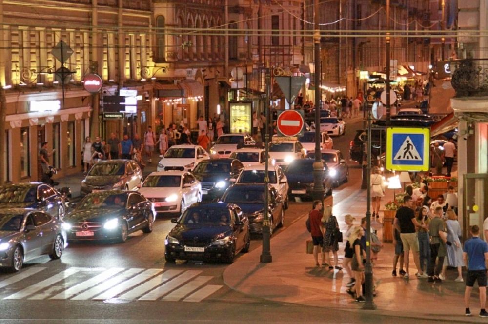 А вот и самая знаменитая барная улица Петербурга собственной персоной. Вернее то ее место, где она вливается в Невский проспект. Здесь шумно и весело круглые сутки.
