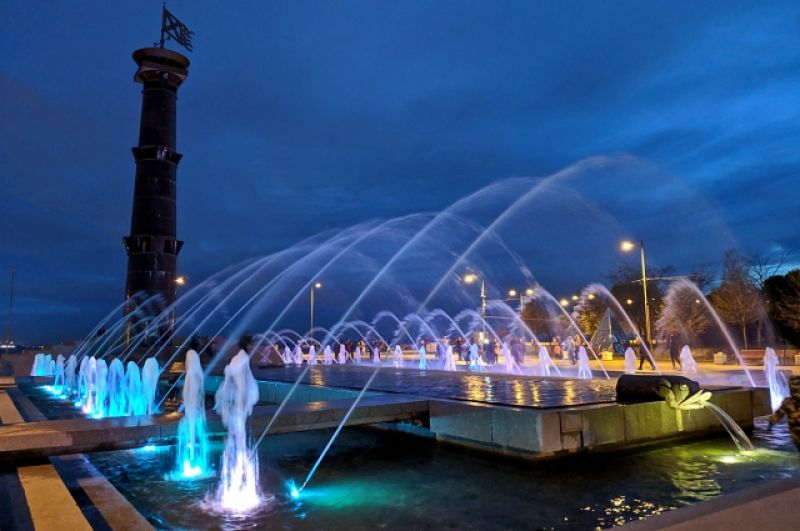 Начинает светать. Почему бы не встретить рассвет в Парке 300-летия Петербурга? Там чудесная набережная, прекрасный фонтан, в котором, кстати, можно совершенно безнаказанно купаться - если не боитесь потом пойти домой промокшими до нитки.