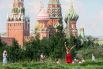 Парк «Зарядье» на фоне Спасской башни Московского Кремля и храма Василия блаженного.