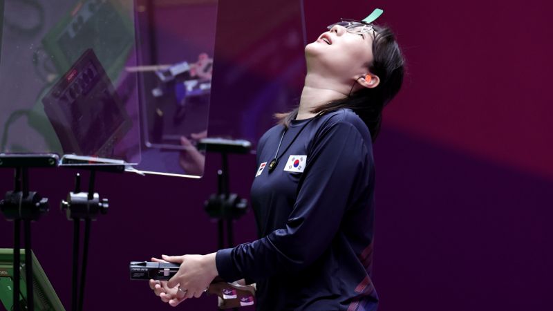 Спортсменка из Южной Кореи Мин Чон Ким в финале соревнований по стрельбе из пневматического пистолета с 25 метров среди женщин на XXXII летних Олимпийских играх в Токио