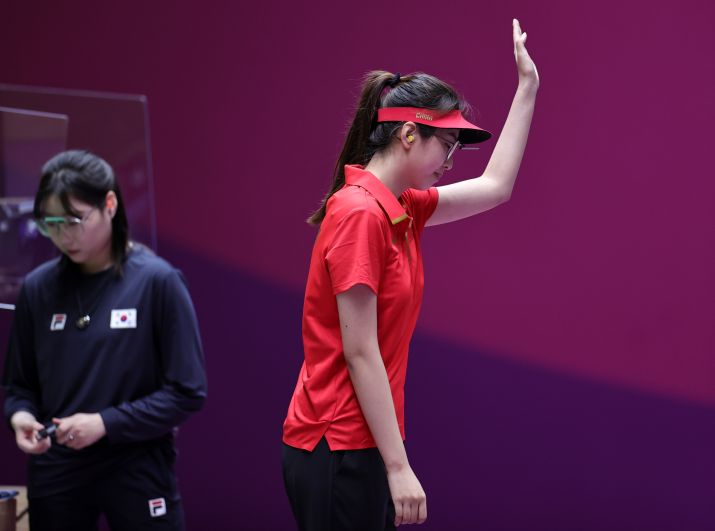 Китайская спортсменка Цзяжуйсюань Сяо в финале соревнований по стрельбе из пневматического пистолета с 25 метров среди женщин на XXXII летних Олимпийских играх в Токио