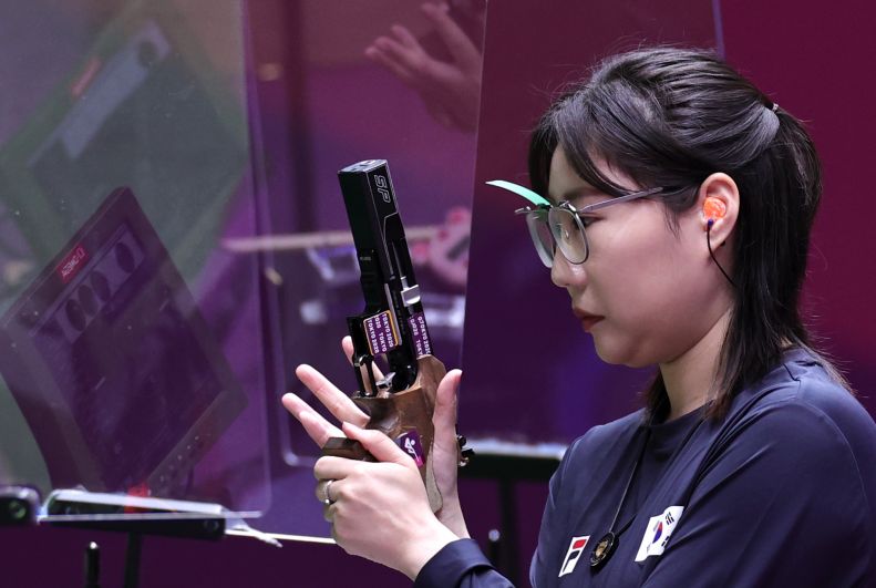Спортсменка из Южной Кореи Мин Чон Ким в финале соревнований по стрельбе из пневматического пистолета с 25 метров среди женщин на XXXII летних Олимпийских играх в Токио