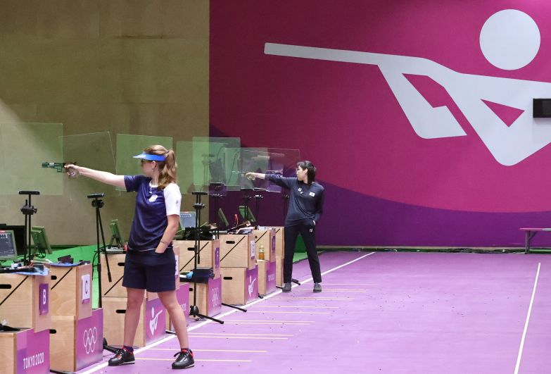 Российская спортсменка Виталина Бацарашкина (слева) в финале соревнований по стрельбе из пневматического пистолета с 25 метров среди женщин на XXXII летних Олимпийских играх в Токио