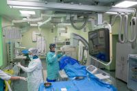 Онкологи в отделении рентгенохирургии готовятся к применению революционного метода лечения – радиоэмболизации.