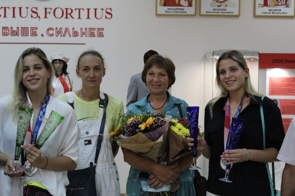 Сестры вместе с первым тренером Ириной Бараненко и мамой.