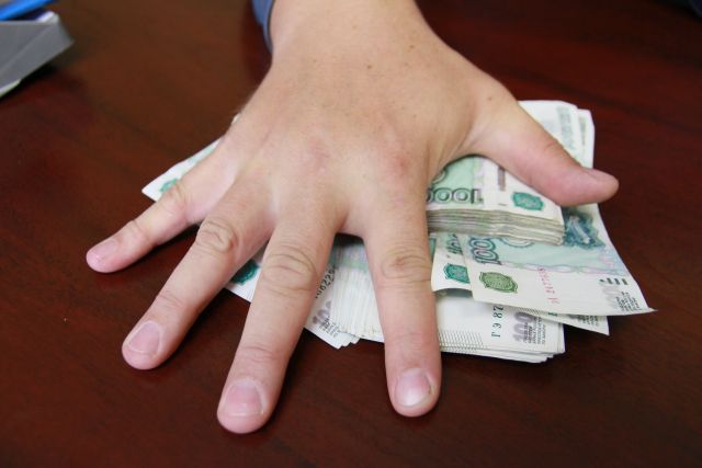 Учителям дадут по 12 тысяч, воспитателя – по 10 400 рублей