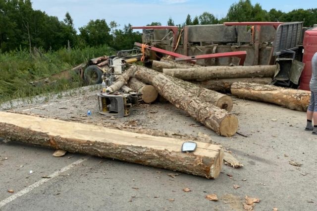 В Хабаровском крае перевернулся грузовик