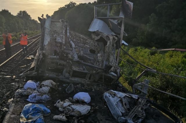 Водитель грузовика, влетевший в пассажирский поезд «Адлер — Москва», погиб