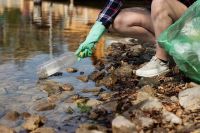 Тюменская экоактивиска организовала уборку на берегу озера