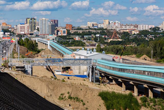 В Новосибирске ставят стёкла в надземном переходе к станции «Спортивная»