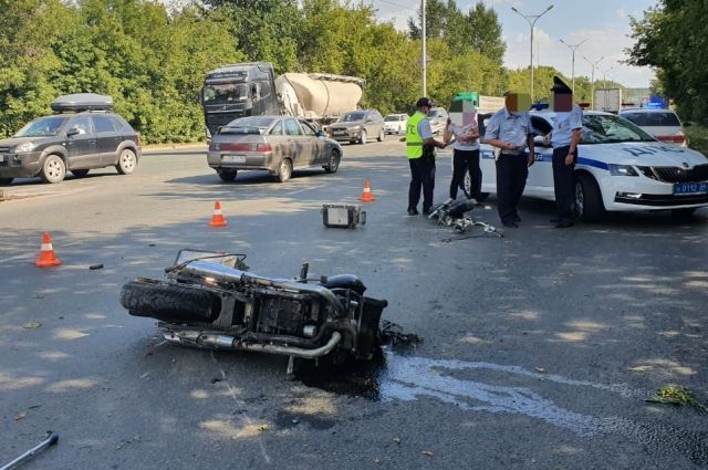 Водитель мотоцикла погиб в столкновении с Audi и деревом в Новосибирске