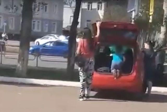 Челябинцы обсуждают видео с женщиной, которая посадила ребёнка в багажник