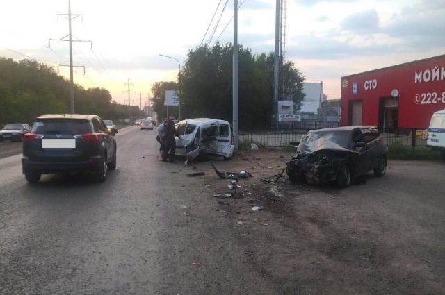 В Оренбурге водитель без прав устроил тройное ДТП на улице Транспортной.  