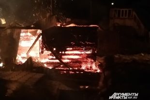 Площадь пожара составила 100 квадратных метров.